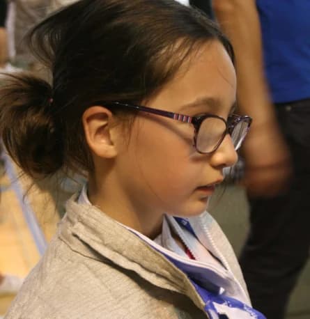 Jeune escrimeuse en compétition